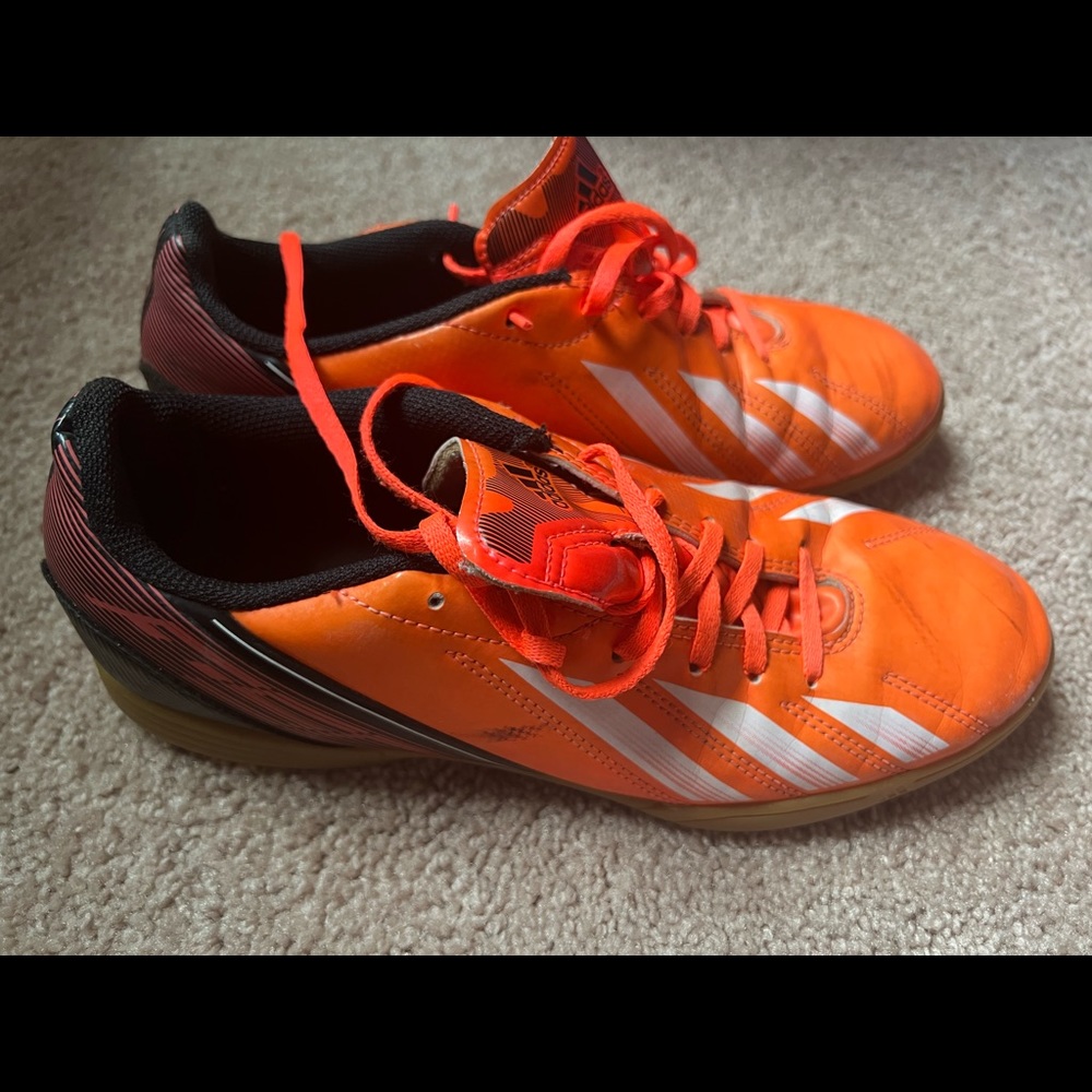 Adidas indoor soccer shoes. Size 7.